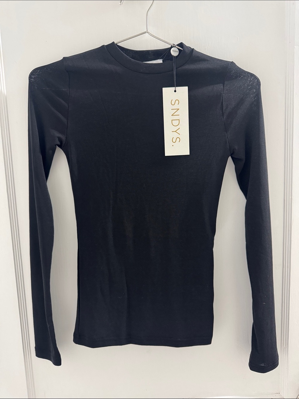 Black Long-Sleeve Slim Crewneck Top - Classic Everyday Tee